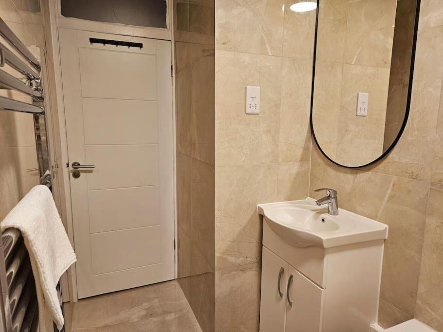 לונדון Wonderful Apartment In Wembley מראה חיצוני תמונה