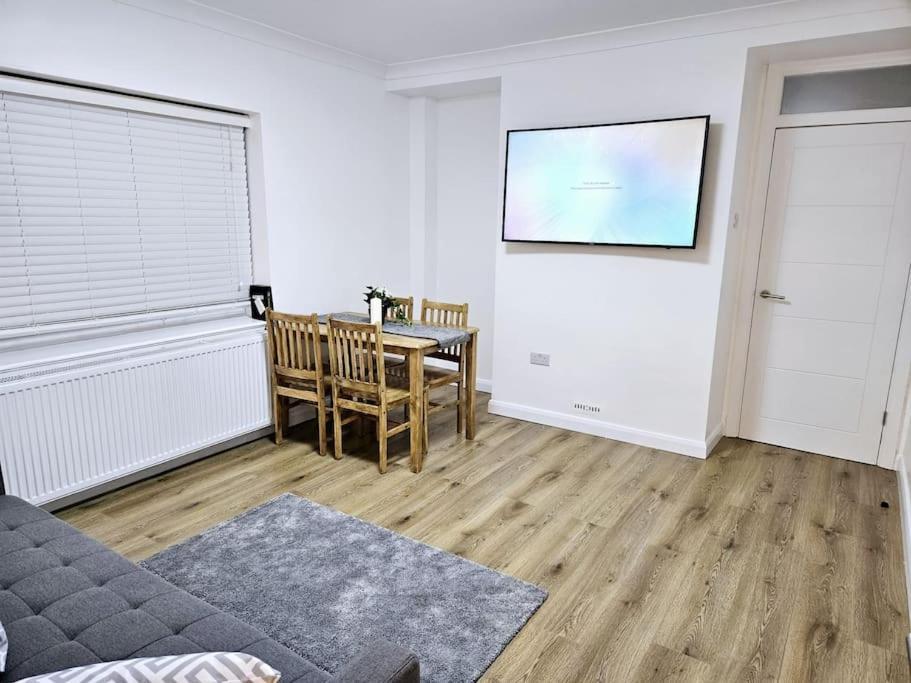 לונדון Wonderful Apartment In Wembley מראה חיצוני תמונה