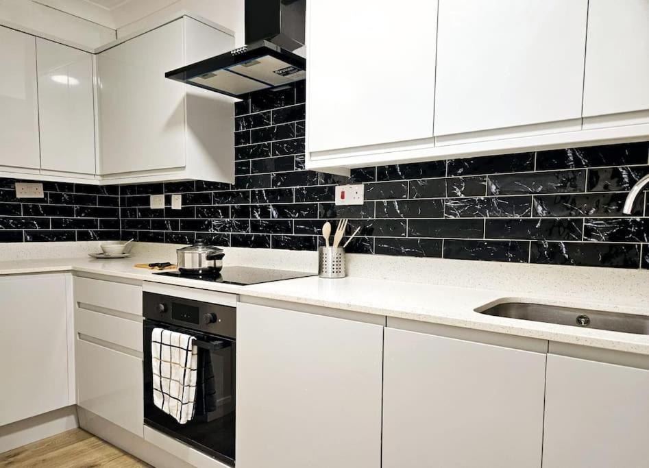 לונדון Wonderful Apartment In Wembley מראה חיצוני תמונה